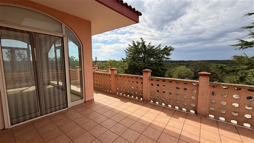 Villetta Di Tre Vani, Terrazza, Locale Al Piano Terra. Panoramica, In Buono Stato.